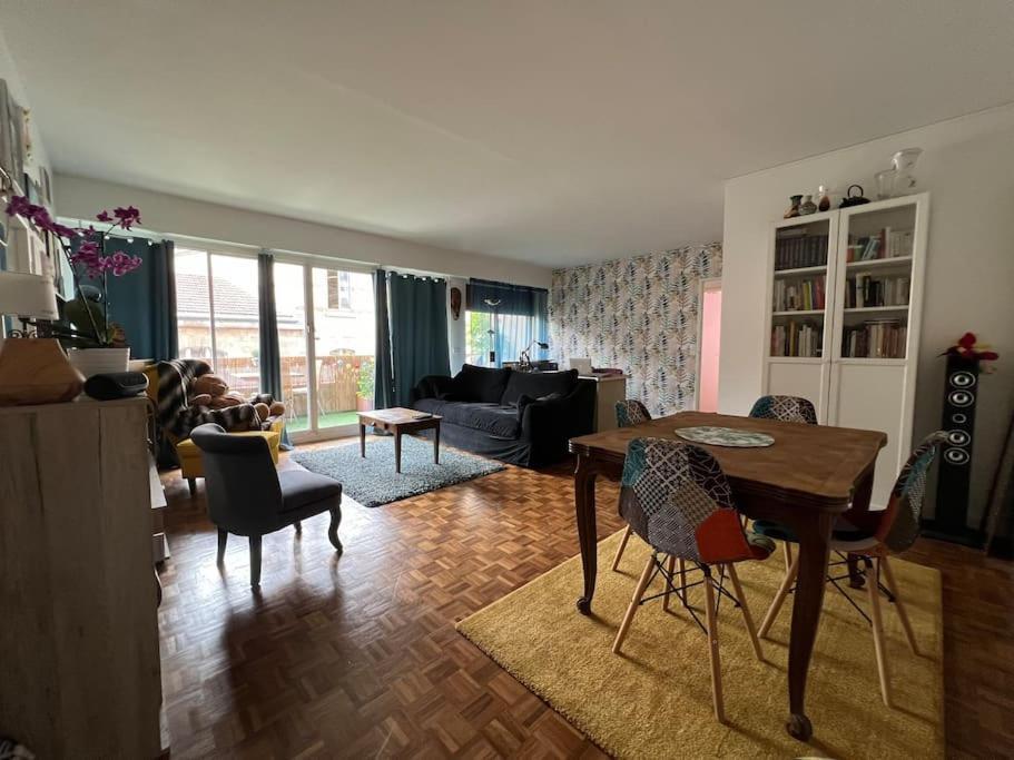 Grand Appartement Avec Balcon Et Parking Gratuit Sur Place Paříž Exteriér fotografie