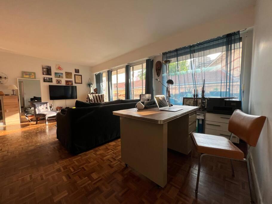 Grand Appartement Avec Balcon Et Parking Gratuit Sur Place Paříž Exteriér fotografie