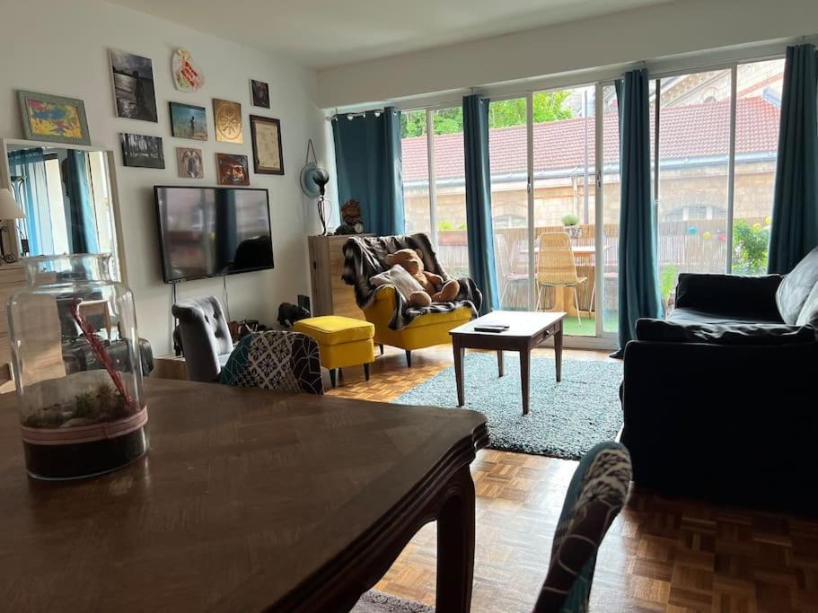 Grand Appartement Avec Balcon Et Parking Gratuit Sur Place Paříž Exteriér fotografie